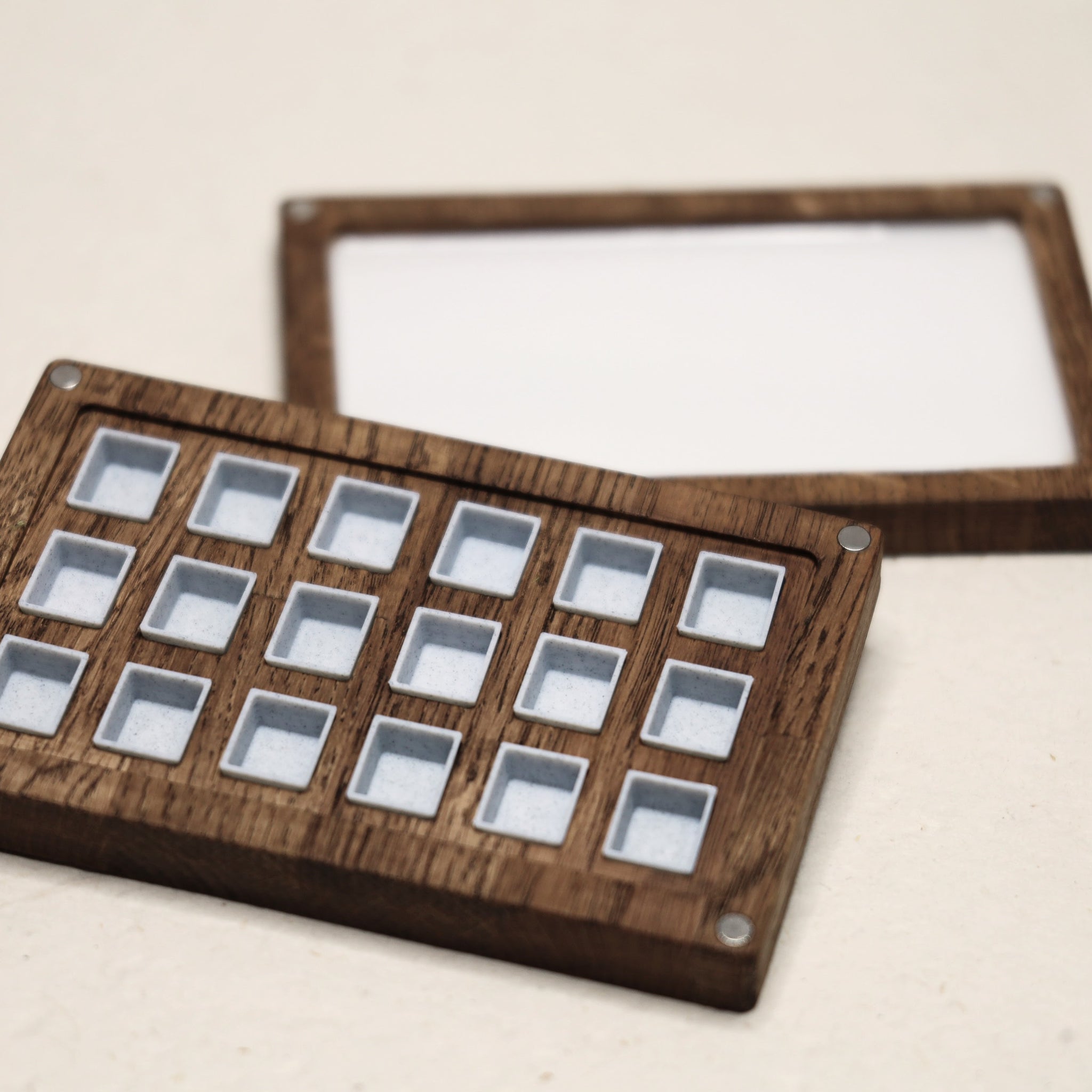 Coffret d'aquarelles en bois (avec 18 demi-godets vides)